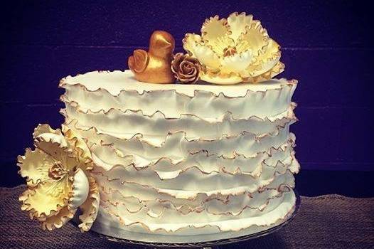 Single wedding cake with flowers