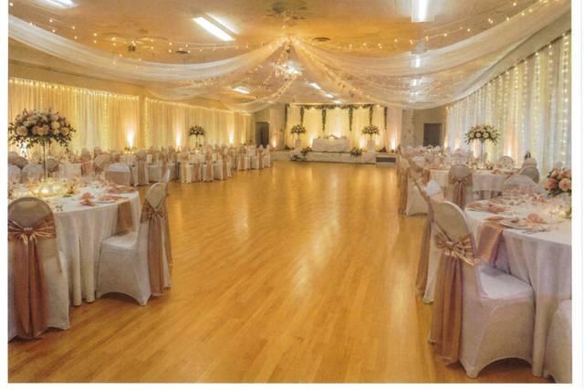 This spacious hall offers a fl