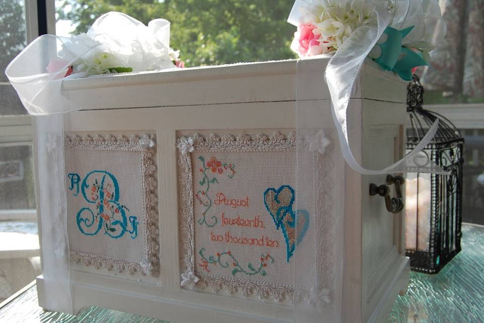 A reception box personalized in color and thought