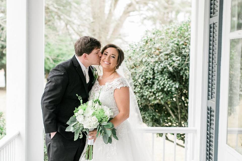 Kiss on the cheek | KMI Photography