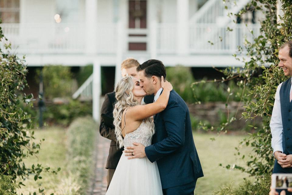 Wedding kiss | Amelia Fletcher Photography