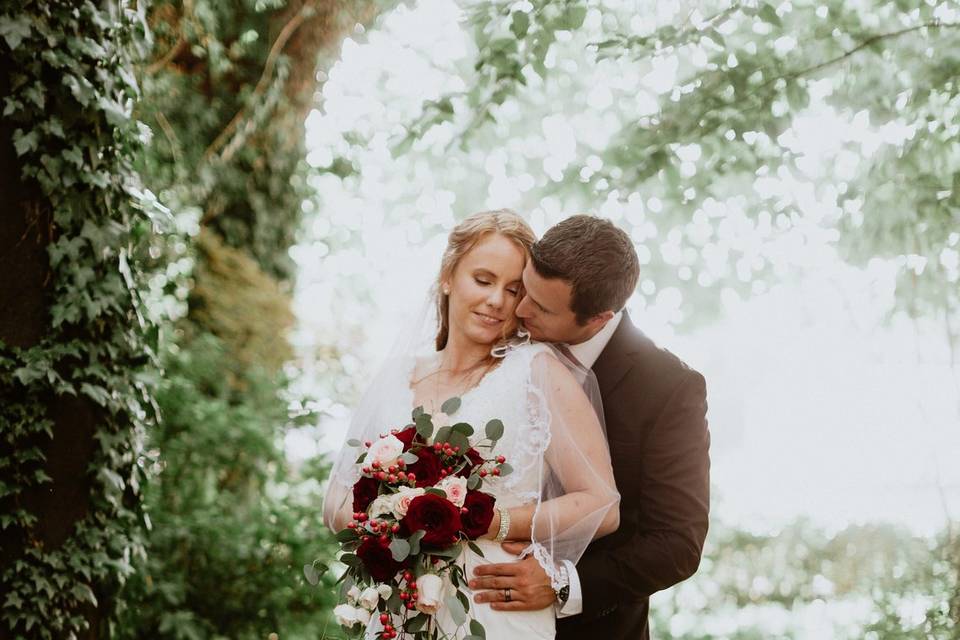 Holding his bride | Chris Zachary Photography