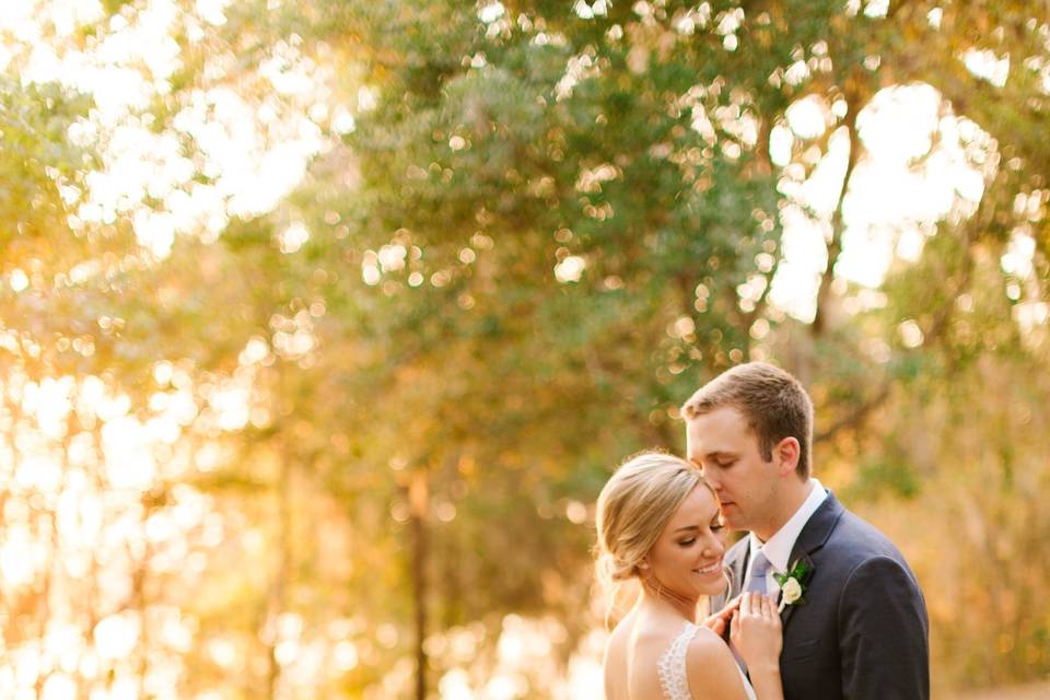 Kiss against the wall | Meagan Forbes Photography