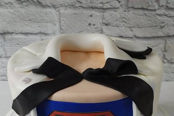 Clark Kent engagement cake