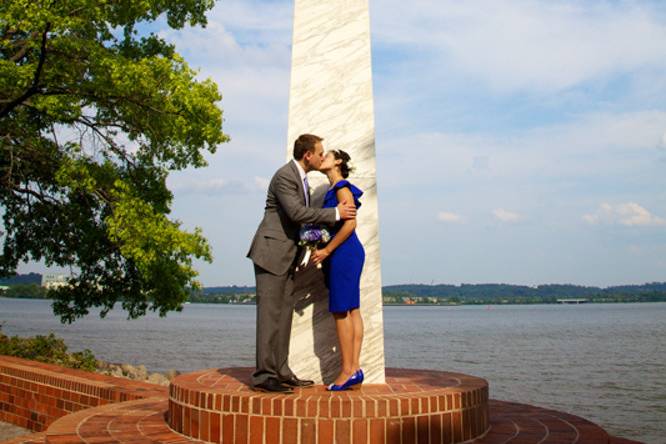 Wedding on the Potomac. Kiss at the obelisk.
