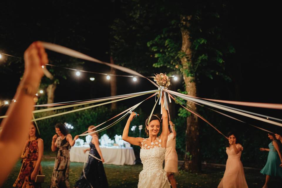 Alternative bouquet toss