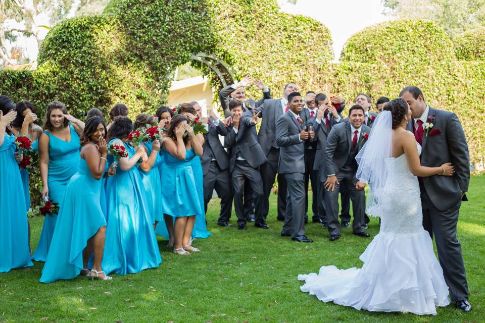 Couple with bridesmaids and groomsmen