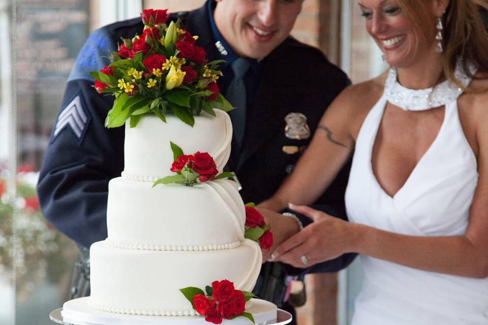 Cutting of cake | Image by Photography by Scarlett.Venue: Holiday Inn on West Grand Traverse Bay, Traverse City, Michigan