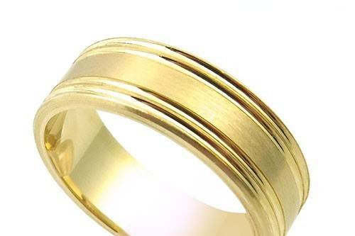This 14k white and yellow gold wedding band has a satin finish with two criss-crossing shiny wavy lines. Fine lines of milgrain and shiny step edges complete this popular design.