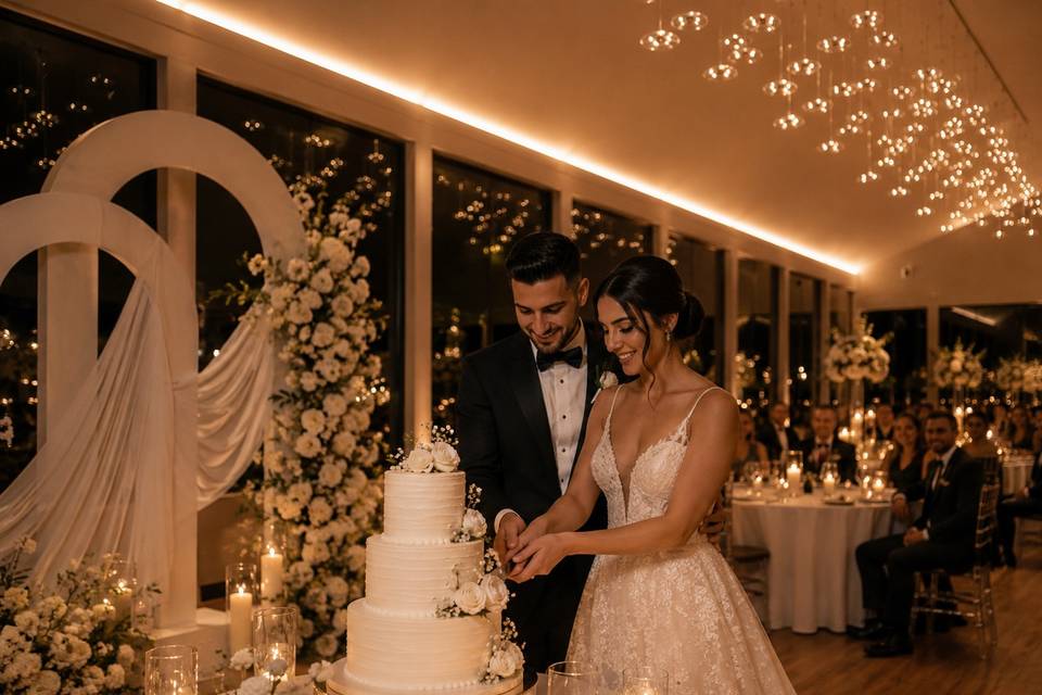 Cake Cutting – A timeless wedd