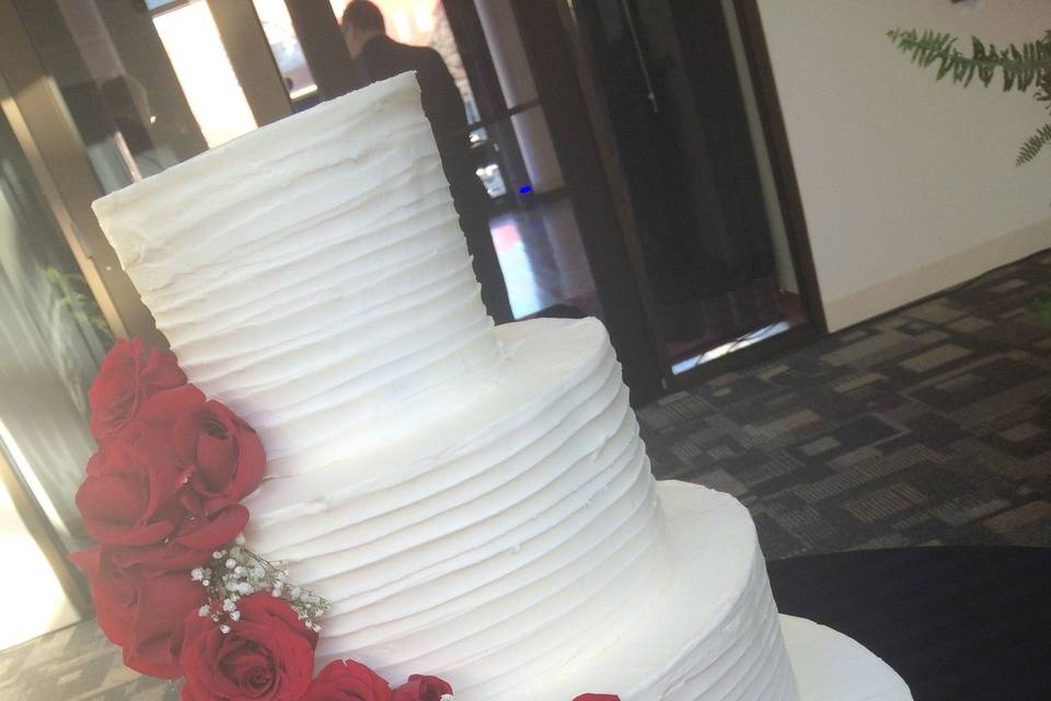 Classic white cake with red roses