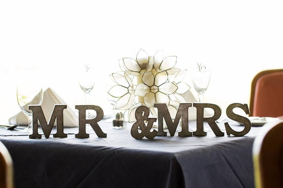 Head table lettering decor | Photo by Daissy Torres Photography