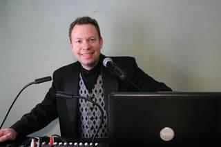 DJ Lee Waddell Musical Host Services