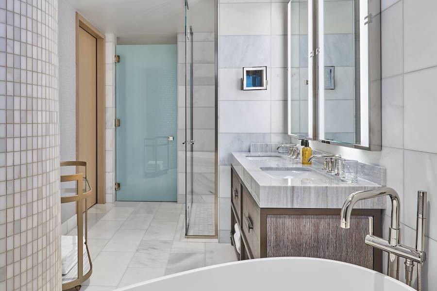 Grand Deluxe Bathroom