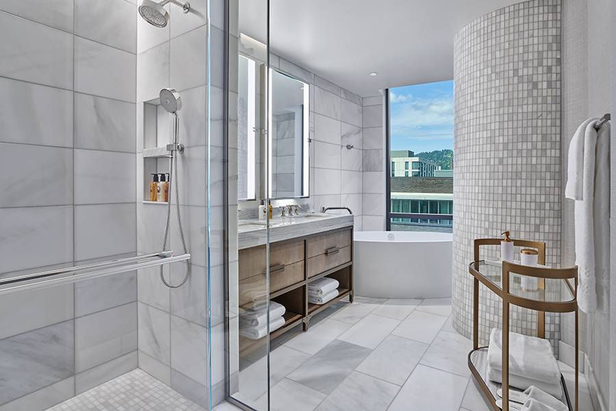 Grand Deluxe Bathroom