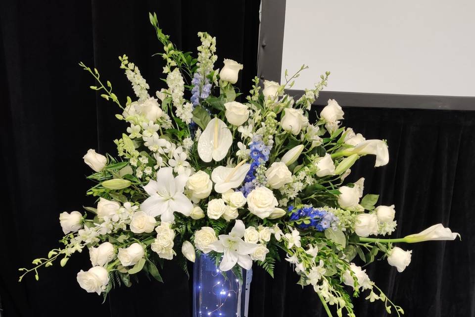 Centerpiece with white flowers