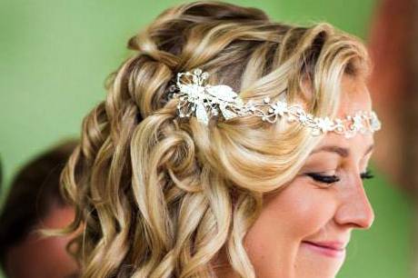 Romantic curls with hairpiece