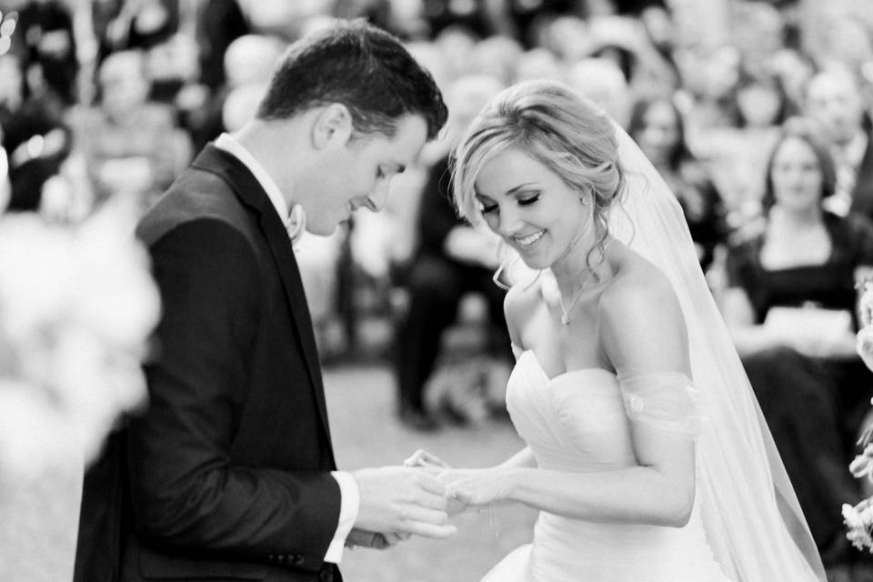 Exchanging rings - For The Moment Photography