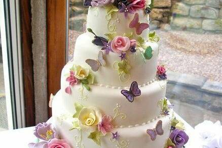 Fondand with pearls, edible flowers and butterflies.
