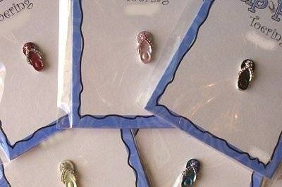 These cute flip flop toe rings make cute gifts for the wedding party.