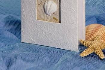 These beach themed photo albums make great beach themed wedding favors.