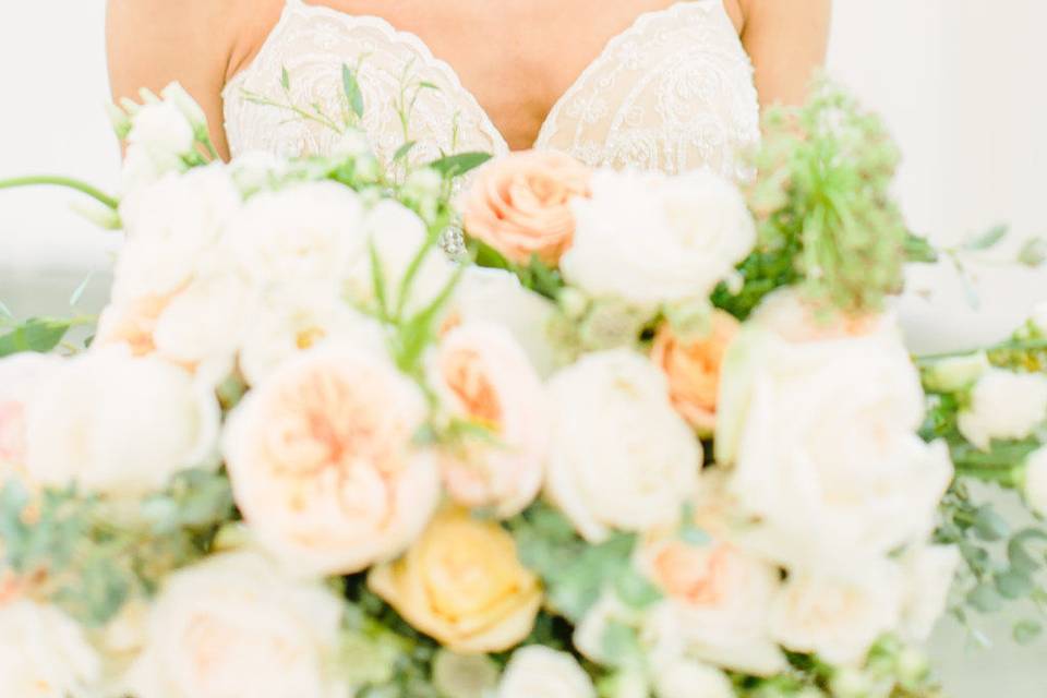Flowers and the bride | Kate Elizabeth Photography