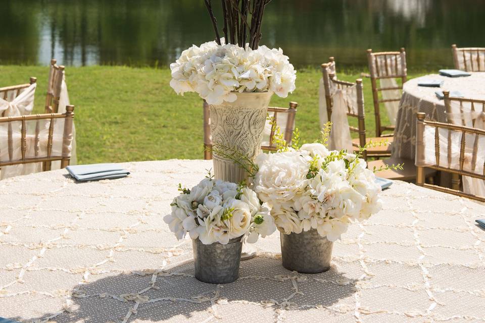 White flower table decor