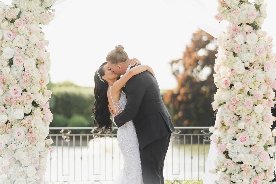 First kiss under the arch!