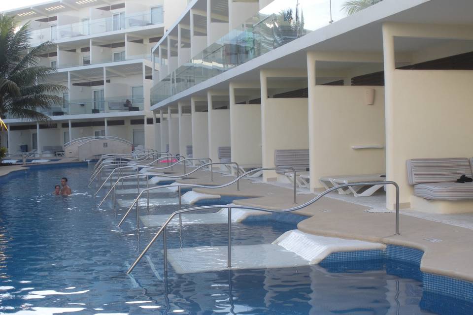 Azul Sensatori Swim up Room