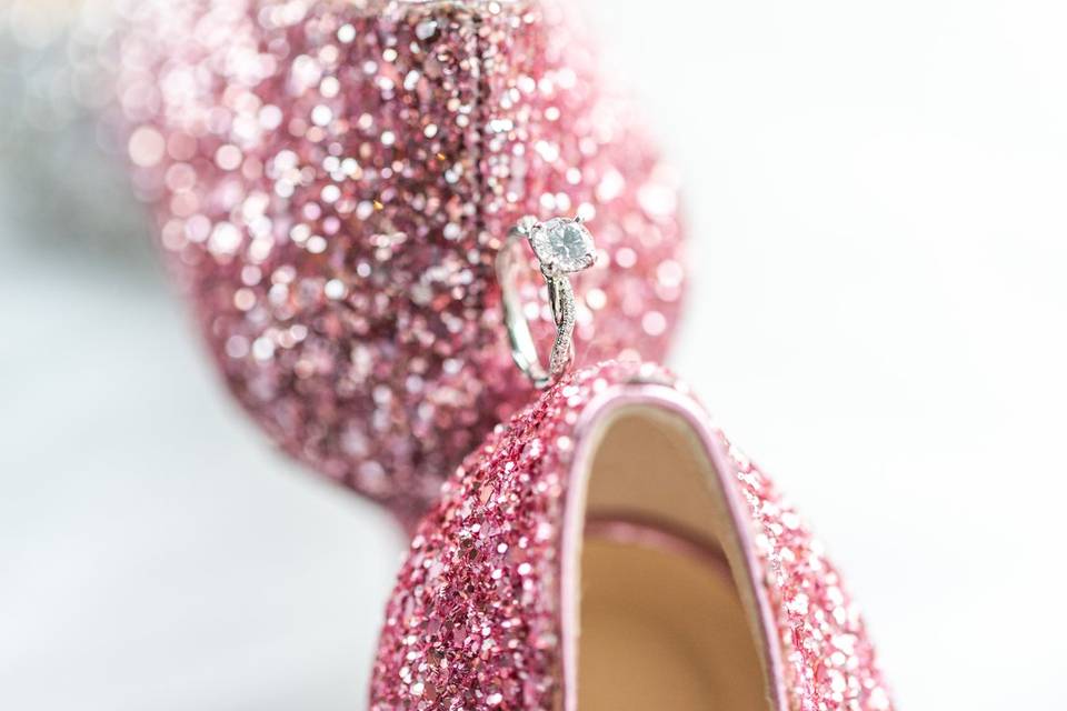 Engagement ring with shoes