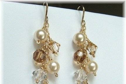 Understated drama and bespeaking elegance....
A magical blend of similar hues..warm ivory creme Swarovski Pearls and icy 