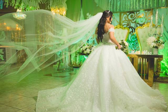 BRIDE AT SWEETHEART TABLE