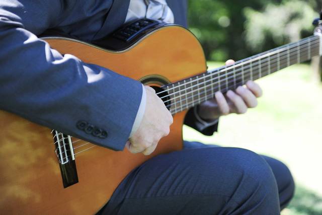 Playing the guitar detail
