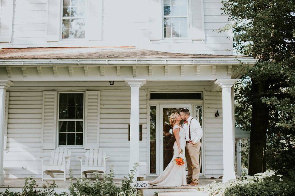 Kissing on the steps of the farmhouse (Kayce Shoffner)