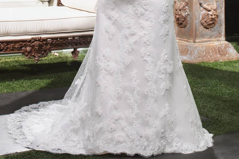 Style 2030
Tank style strapped sweetheart neckline, beaded and embroidered appliqués sewn onto tulle over Sleek Satin and a scalloped trim at the hemline.