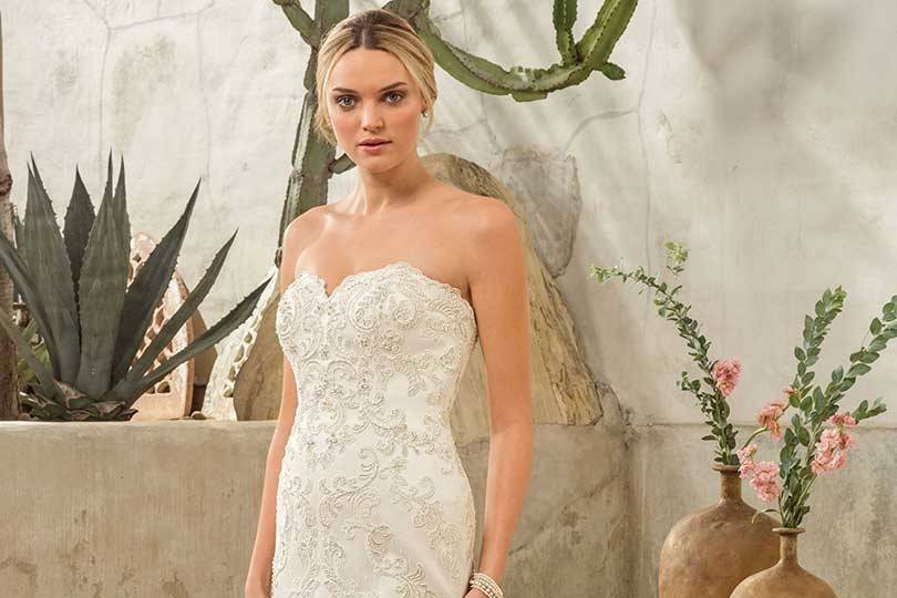 Style 2298 Dakota		Chic mermaid gown with sweetheart neckline, sequined lace appliques on Point d’espirit, and scalloped semi-cathedral train.