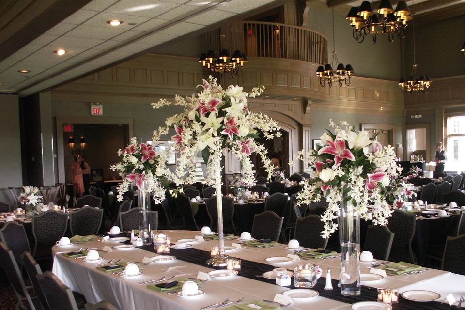 Wow bouquets that not only set the atmosphere they also filled the room with fragrance!