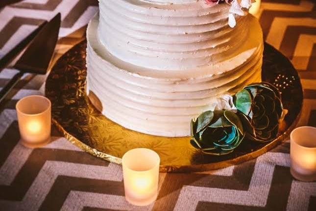 White wedding cake with minimal design