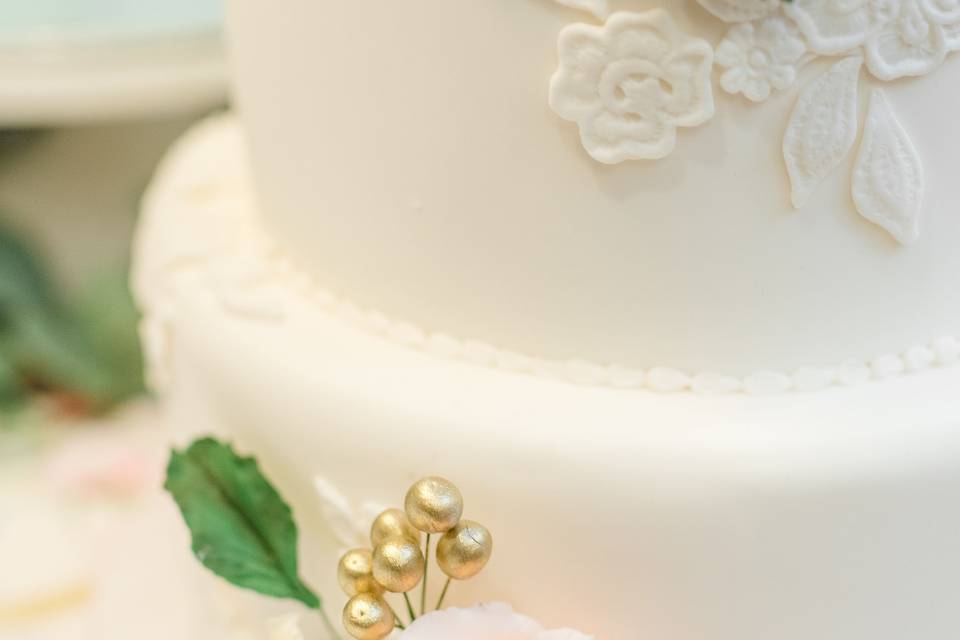 Sugar rose wedding cake