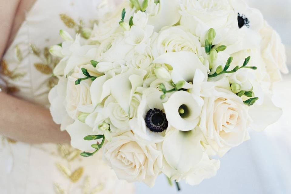 Modern white bridal bouquet