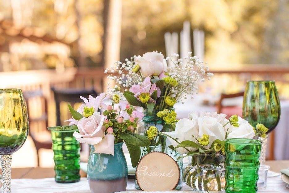 Table setting with flower centerpiece