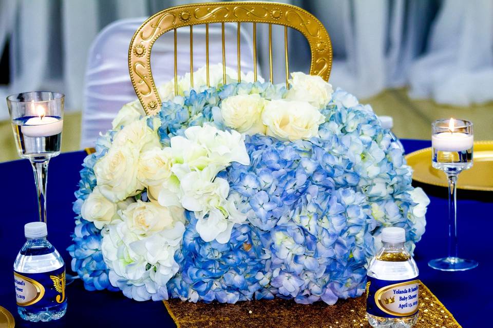 Floral centerpiece and linen