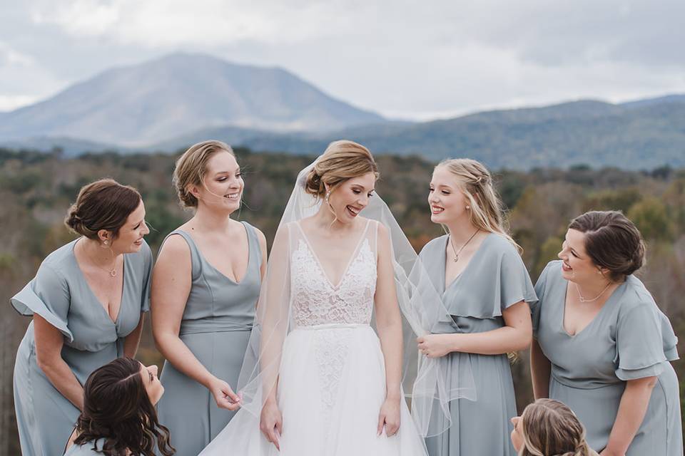 Helping the bride | Marybeth marlow photography