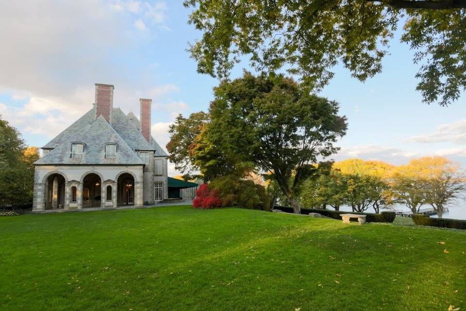 View of the manor and the trees