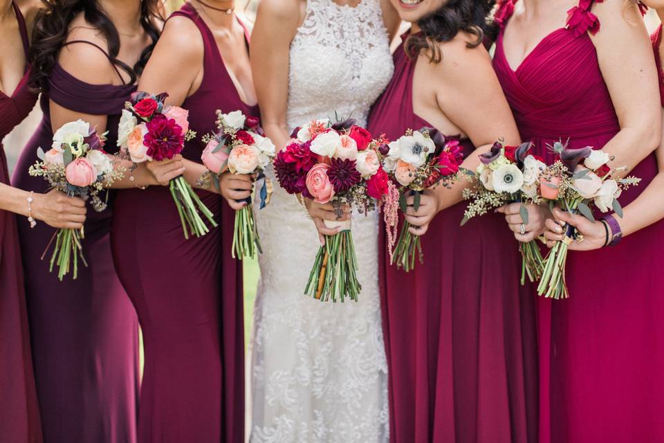 Burgundy, blush, and navy bouquets.