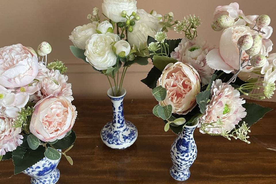 A few small ginger jars