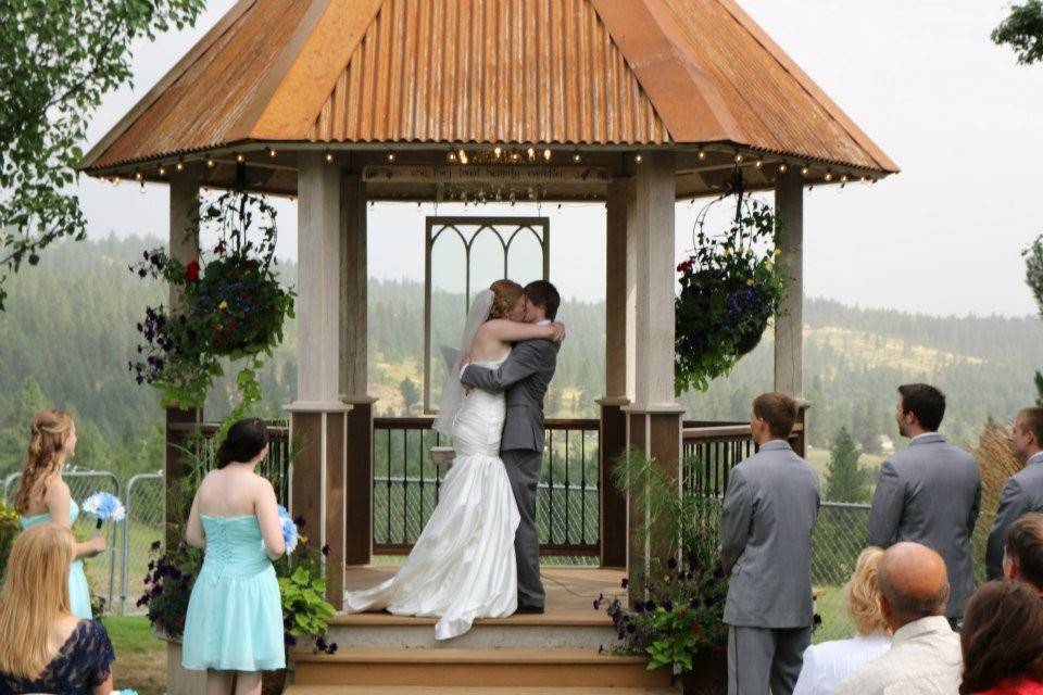 Kiss at the gazebo