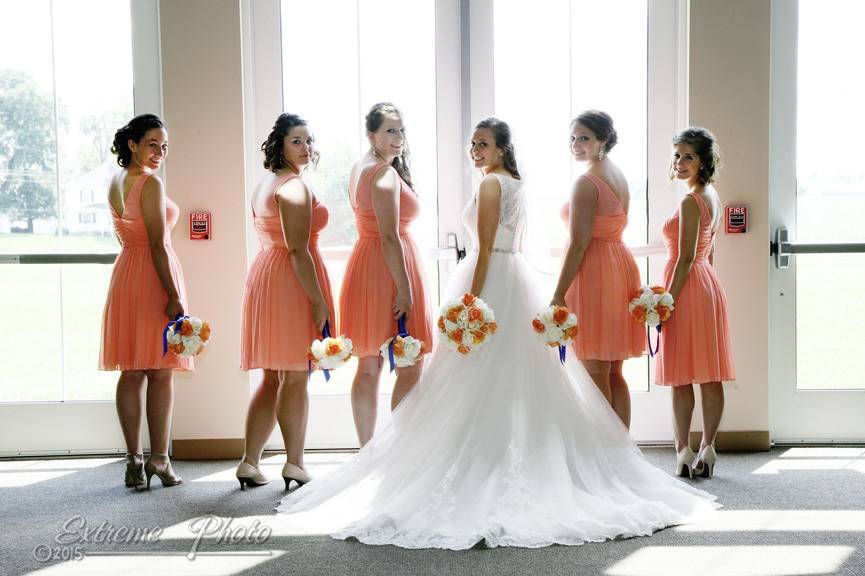 Bride with bridesmaids - Extreme Photo