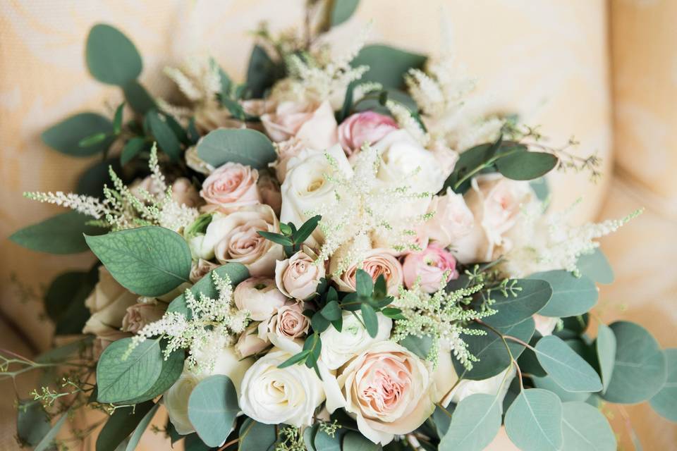 Soft and elegant bride bouquet