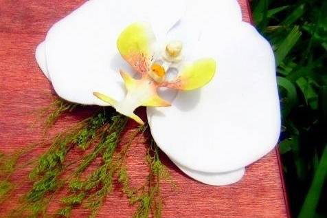 The accessory to be placed on the face of your invitation is customized to each wedding. We believe every wedding is unique and therefore every invitation should be unique. The photograph shows a silk orchid, but you are free to place any accessory of your choice.